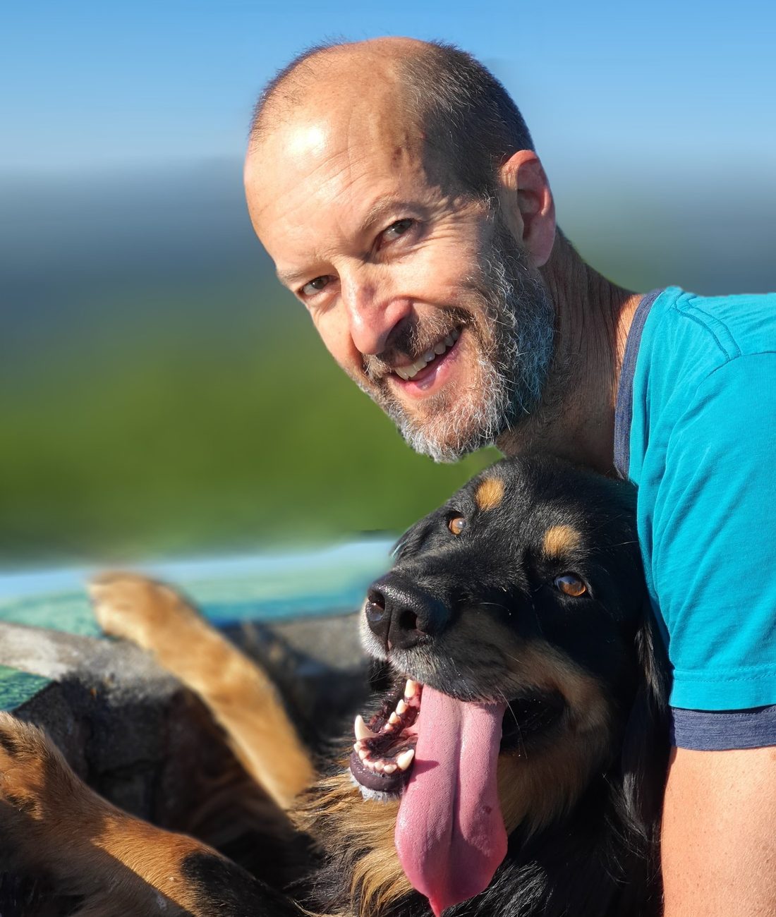 Patrick Hoenner, naturopathe à Rosenwiller, souriant aux côtés de son chien
